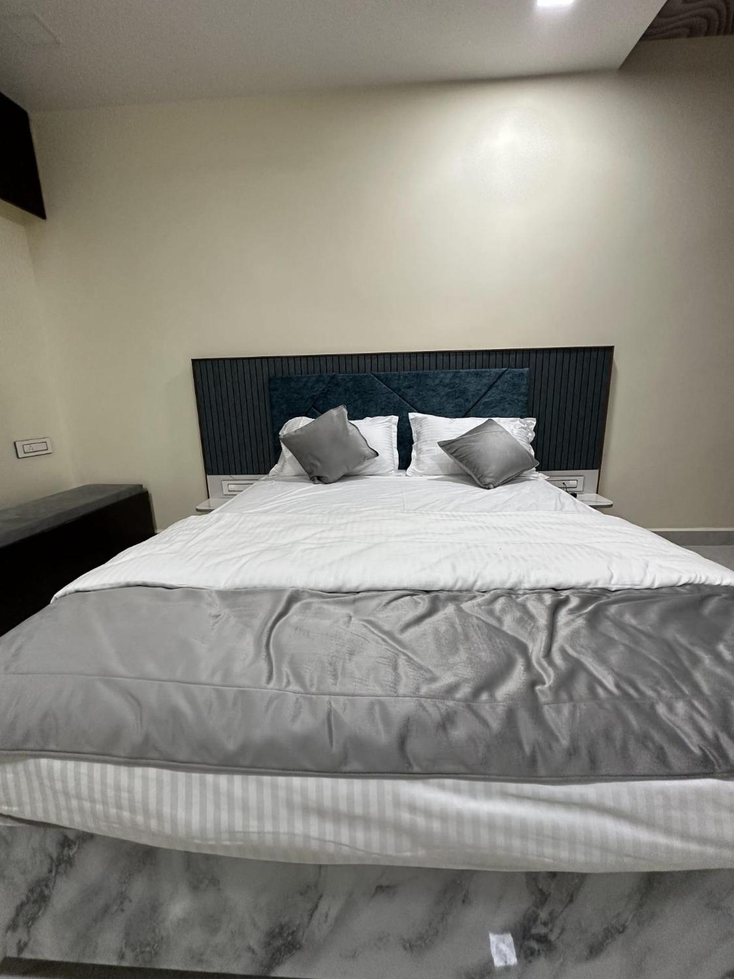 Jai Raja'S Tower Hotel Karaikkudi Ngoại thất bức ảnh